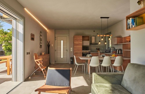 Dongo House | Beautiful private villa for 5 guests with private pool, TV, terrace and parking