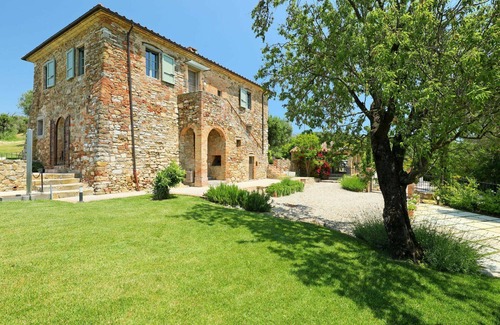 Montecolognola Villa | Beautiful private villa with private pool, WIFI, hot tub, A/C, TV, patio, pets allowed and parking