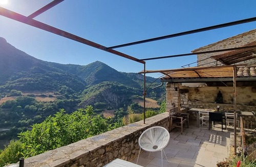 Montaulieu House | Beautiful provencal house with a view, hanging gardens & a great swimming pool