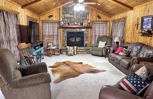 Moodys Other | Beautiful Ranch House within 15 minutes of the Illinois river, and much more!