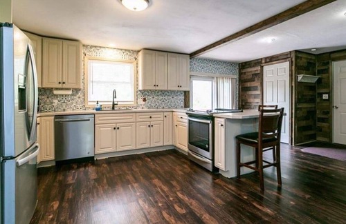 Jamesville House | Beautiful ranch style home. Mountain View. 1 apartment. Hot tub. Chicken eggs.