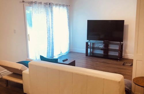 Barrie Apartment | BeAuTiFuL RaVen property near the Lake