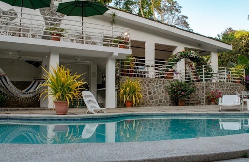 Mizata House | Beautiful Relaxing Home Just 3 min from the beach!