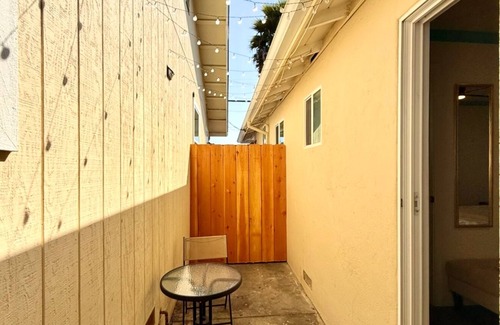 Eastside Santa Cruz House | Beautiful retreat- 5 min walk from the Beach!