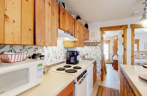 Proctorsville Condo | Beautiful retreat close to Okemo with free WiFi, private washer/dryer
