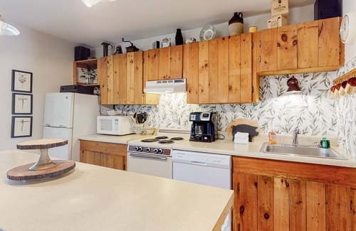 Proctorsville Condo | Beautiful retreat close to Okemo with free WiFi, private washer/dryer