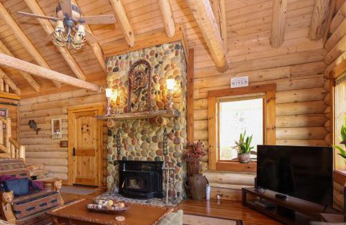 Stonehouse House | Beautiful River-Front Log Cabin Near Williamsburg