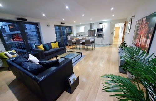 Island Gardens Apartment | Beautiful Riverside London apartment