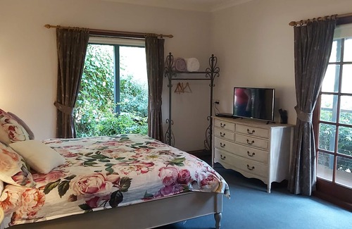 Balingup Bed & Breakfast | Beautiful room, a comfy king bed, includes a delicious continental breakfast.