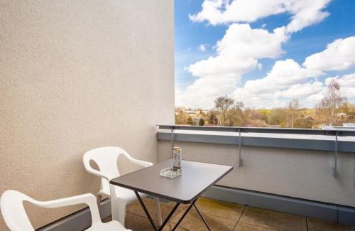Kirchrode Apartment | Beautiful room with balcony direction to Messe