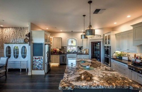 Yreka House | Beautiful rural home with spectacular views of Mt. Shasta 5 minutes from freeway