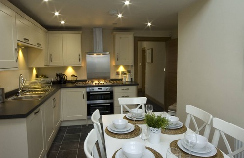 Dollar House | Beautiful sandstone cottage in picturesque village setting