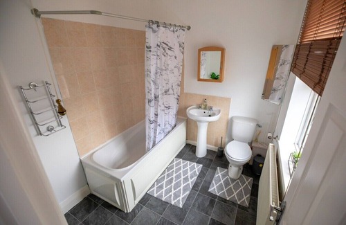 Cullercoats Apartment | Beautiful Seaside Apartment is 5 mins walk to Town Centre and Metro Station.