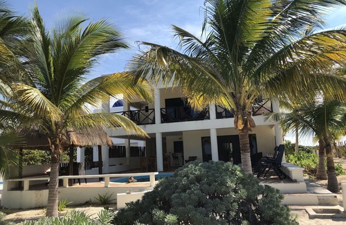 Ixil House | Beautiful seaside beach house