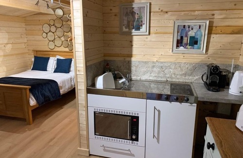 Sittingbourne Cabin | Beautiful secluded log cabin - in Kent orchard.