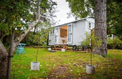 Netheravon Cabin | Beautiful Shepherds Hut B&B nr Stonehenge, Avebury, Salisbury, Bath - WiFi, TV