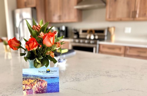 Riverside House | BEAUTIFUL SKI HOUSE Views Spacious Sauna Dogs 20% Off Bike Rental+MTB Pass