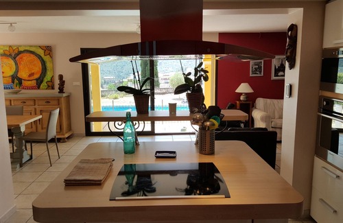 Peypin Villa | Beautiful south facing villa with large pool