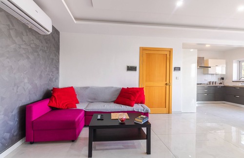 Qawra Apartment | Beautiful Spacious Bright 3 Bedroom 2 Bathroom Apartment 1