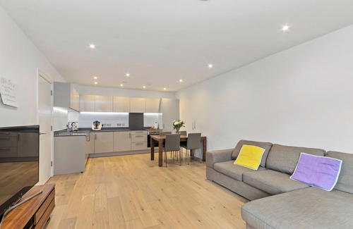Stratford Apartment | Beautiful spacious 2 bedroom 2 bathroom flat East Village. Plus Sofa Bed