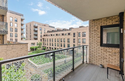 Stratford Apartment | Beautiful spacious 2 bedroom 2 bathroom flat East Village. Plus Sofa Bed