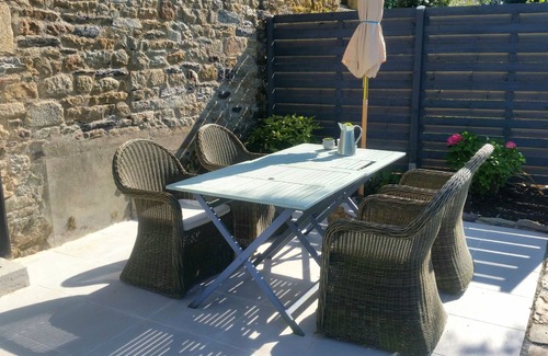 Cast Cottage | Beautiful, spacious, 2 bed renovated breton cider press, 10km from the coast!