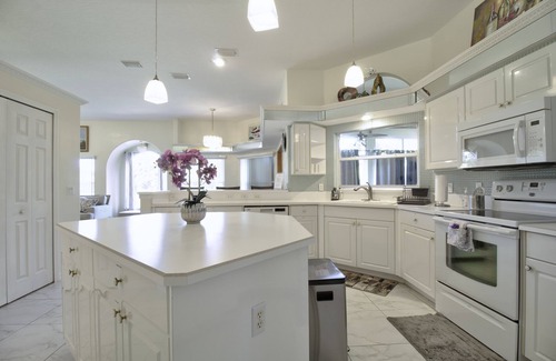 West Melbourne House | BEAUTIFUL & SPACIOUS 3 BEDROOMS HOME WITH LAKE VIEW