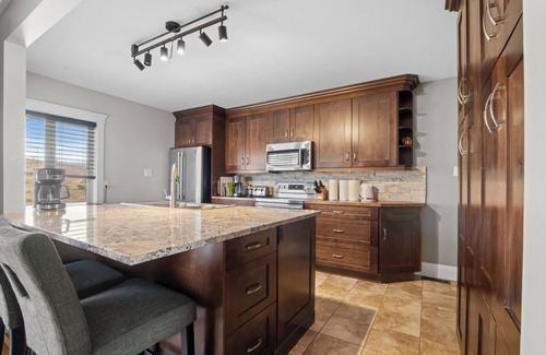 Calgary House | Beautiful Spacious 6 Bedroom Acreage