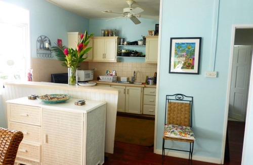 Hastings Apartment | Beautiful, spacious air-conditioned apartment close to south coast beaches