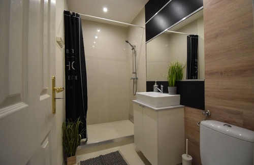 Nepszinhaz negyed Condo | Beautiful Spacious Central
