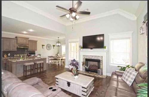 Byron Villa | Beautiful Spacious Farmhouse Home W/ outdoor space