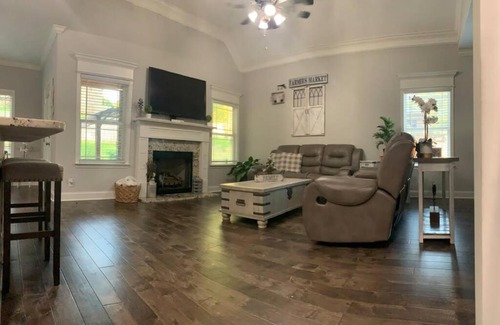 Byron Villa | Beautiful Spacious Farmhouse Home W/ outdoor space