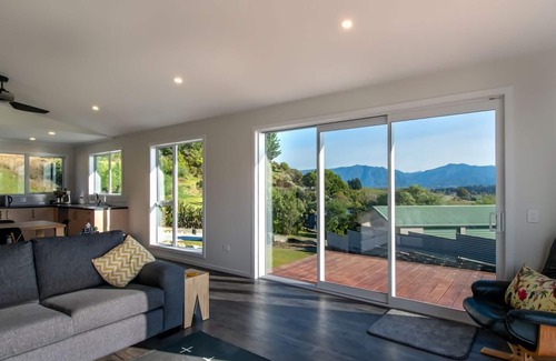 Pohara House | Beautiful spacious home overlooking the ocean
