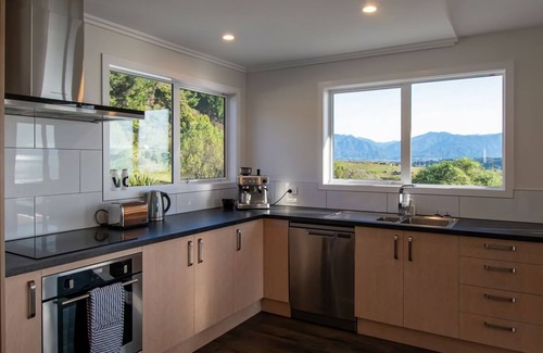 Pohara House | Beautiful spacious home overlooking the ocean