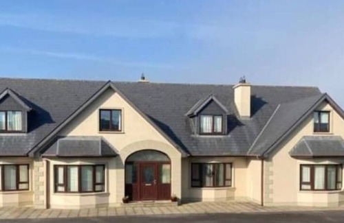 Donegal House | Beautiful spacious house nEnclosed gardenn5-6 bedroomsnSleeps 15-17