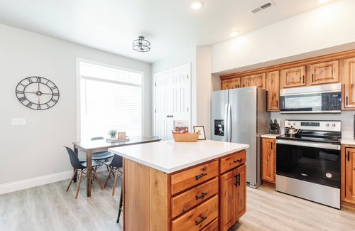 Providence House | Beautiful, Sparkling Clean 3 BR, 2.5 BA Townhome!