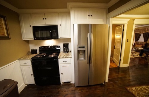 Sanger House | Beautiful Storybook Cottage Style Rustic Home Next To I-35 Easy Access!
