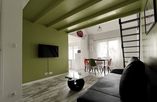 Chaumontel Apartment | Beautiful "Street Art" Apartment near Parc Asterix, Chantilly, CDG Airport