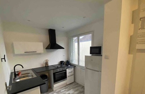 Chaumontel Apartment | Beautiful "Street Art" Apartment near Parc Asterix, Chantilly, CDG Airport