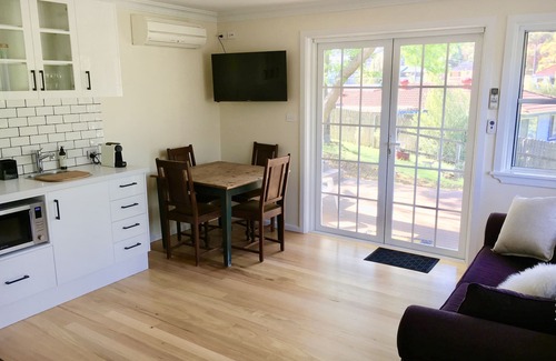 Kiama Apartment | Beautiful Studio in central Kiama.Your leafy oasis only 2 mins from the beach!