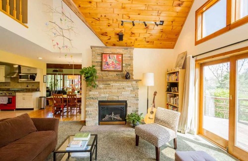 Schuylerville House | Beautiful, sunny, open-floor 3-bedroom house in Saratoga Springs