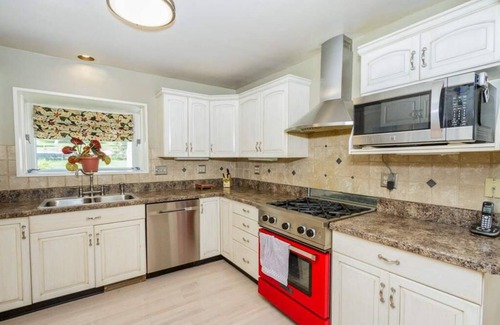 Schuylerville House | Beautiful, sunny, open-floor 3-bedroom house in Saratoga Springs