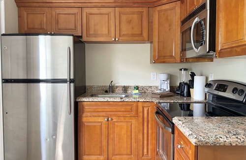 Lantana Apartment | Beautiful Sunny Apartment Steps From Intracoastal and 5min To Beach