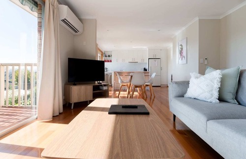 West Launceston House | Beautiful & Sunny Home: Close to the CBD & Gorge