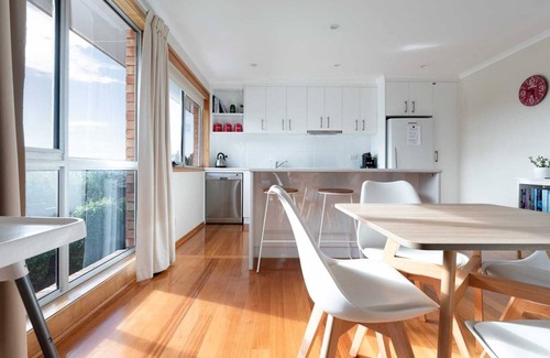 West Launceston House | Beautiful & Sunny Home: Close to the CBD & Gorge