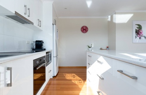 West Launceston House | Beautiful & Sunny Home: Close to the CBD & Gorge