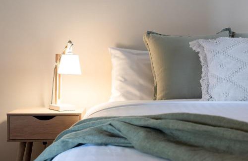 West Launceston House | Beautiful Sunny Home: Close to the CBD & Gorge