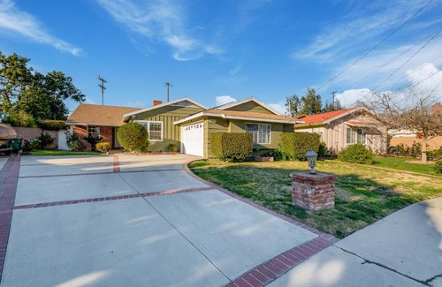 Van Nuys Villa | Beautiful Sunny LA Oasis - 4BR,2BT Whole House - Private Pool and Large Backyard!