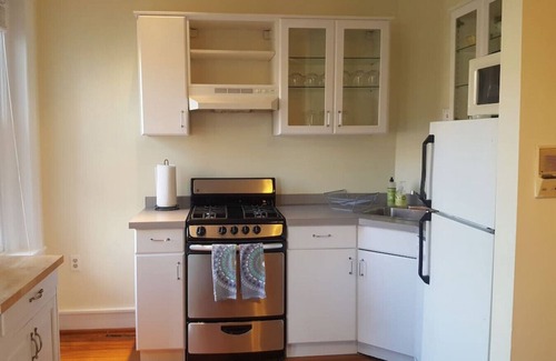 Adams Morgan Bed & Breakfast | Beautiful, Sunny Studio in Vibrant Adams Morgan