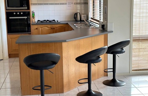 Tarneit House | Beautiful Tarneit Family Home with Pool